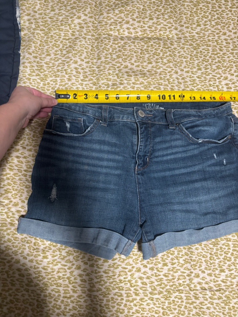 ⭐️Time and Tru Dark⭐️ Blue Rolled Hem Denim Shorts size 12 woman’s - Picture 6 of 7